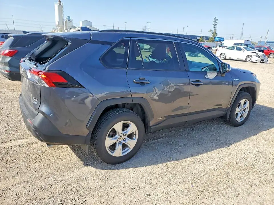 2021 TOYOTA RAV4 XLE  