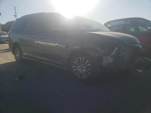 2020 TOYOTA SIENNA XLE  