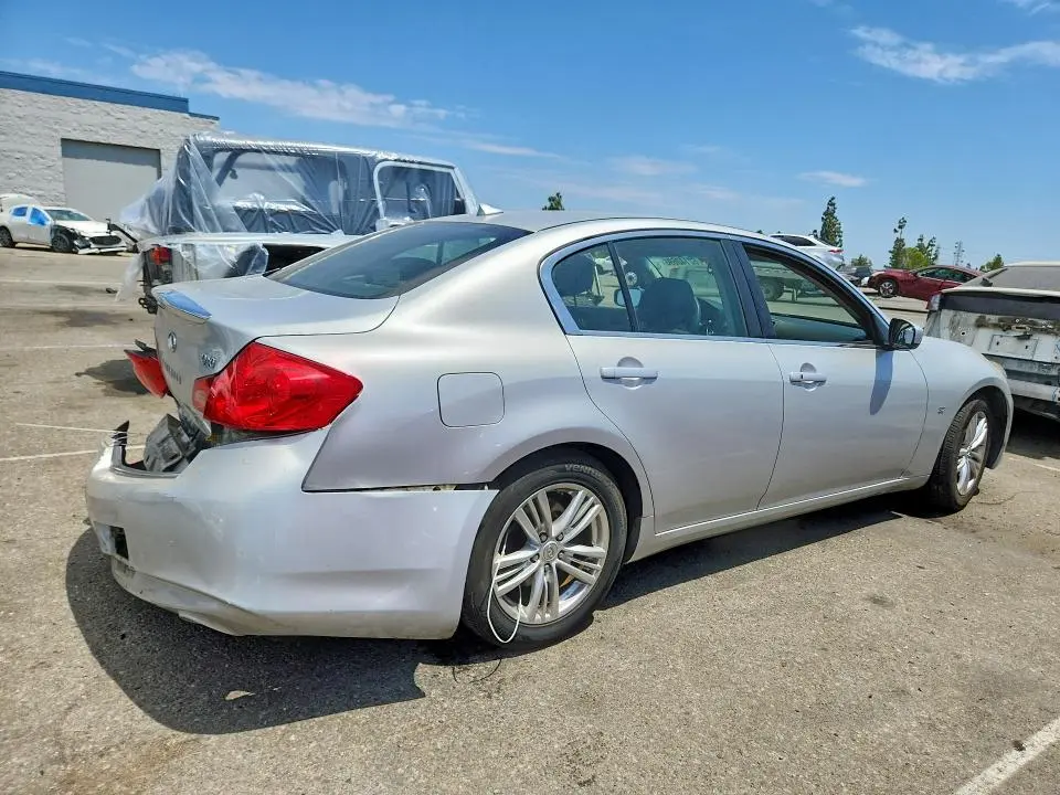 2015 INFINITI Q40 BASE  