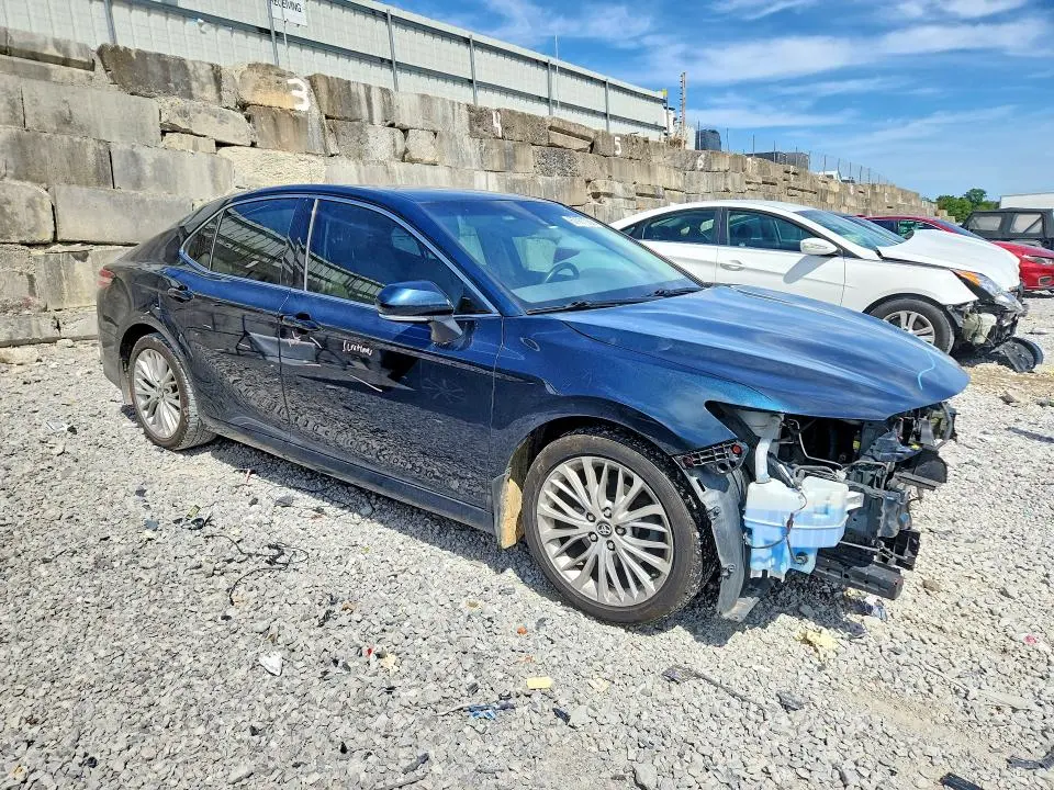 2019 TOYOTA CAMRY XLE  