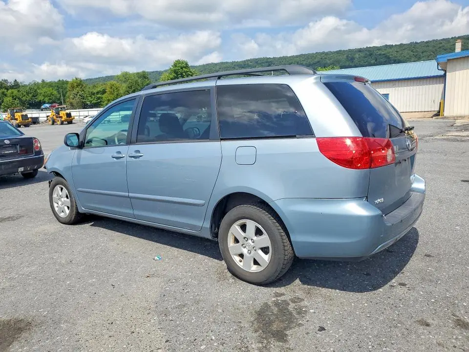 2010 TOYOTA SIENNA LE 8-PASSENGER  