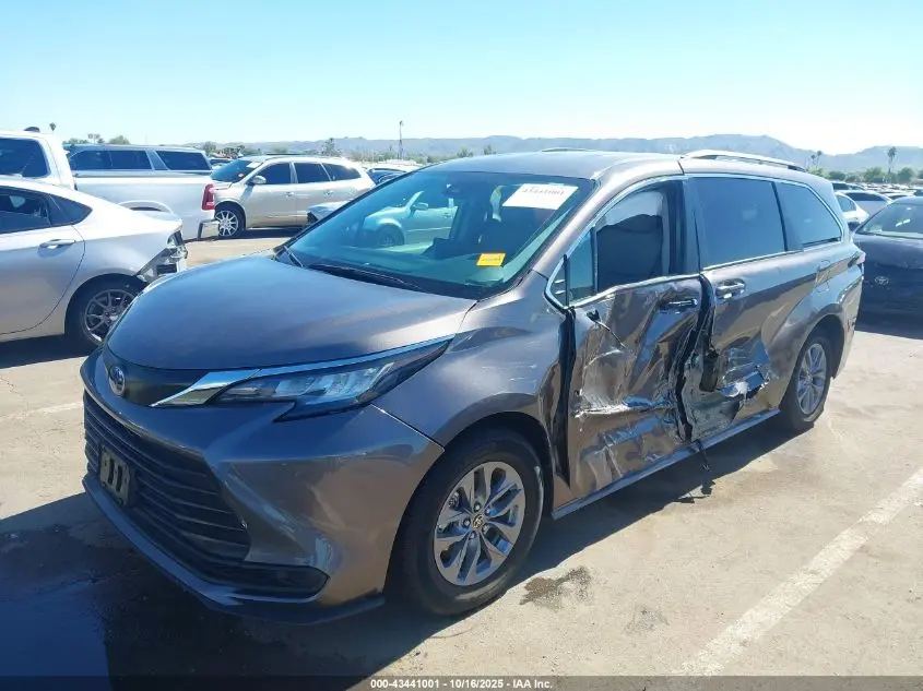 2022 TOYOTA SIENNA LE