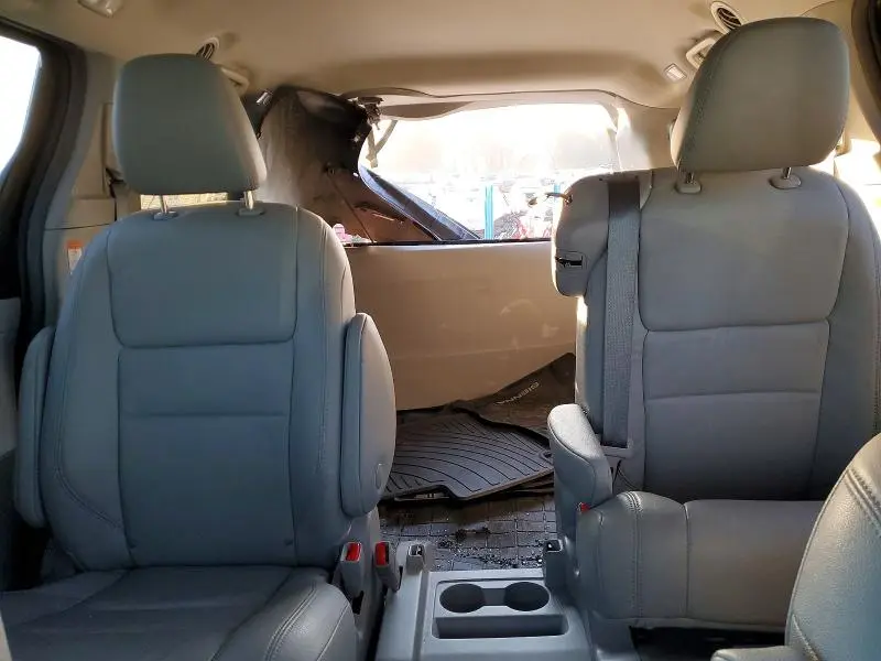 2019 TOYOTA SIENNA XLE  