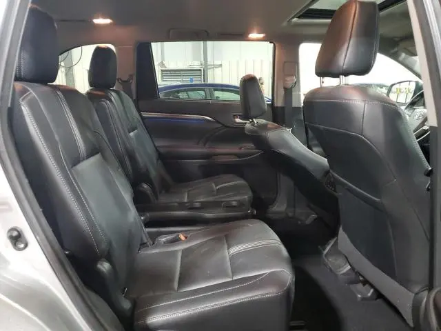 2017 TOYOTA HIGHLANDER SE  