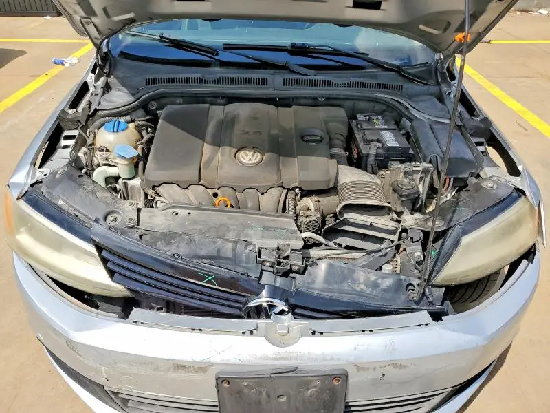 2011 VOLKSWAGEN JETTA SE  