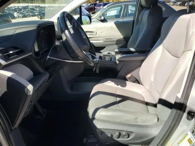 2021 TOYOTA SIENNA XLE  