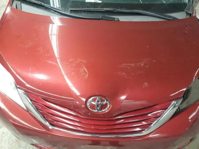 2017 TOYOTA SIENNA LE  