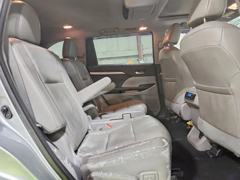 2017 TOYOTA HIGHLANDER SE  