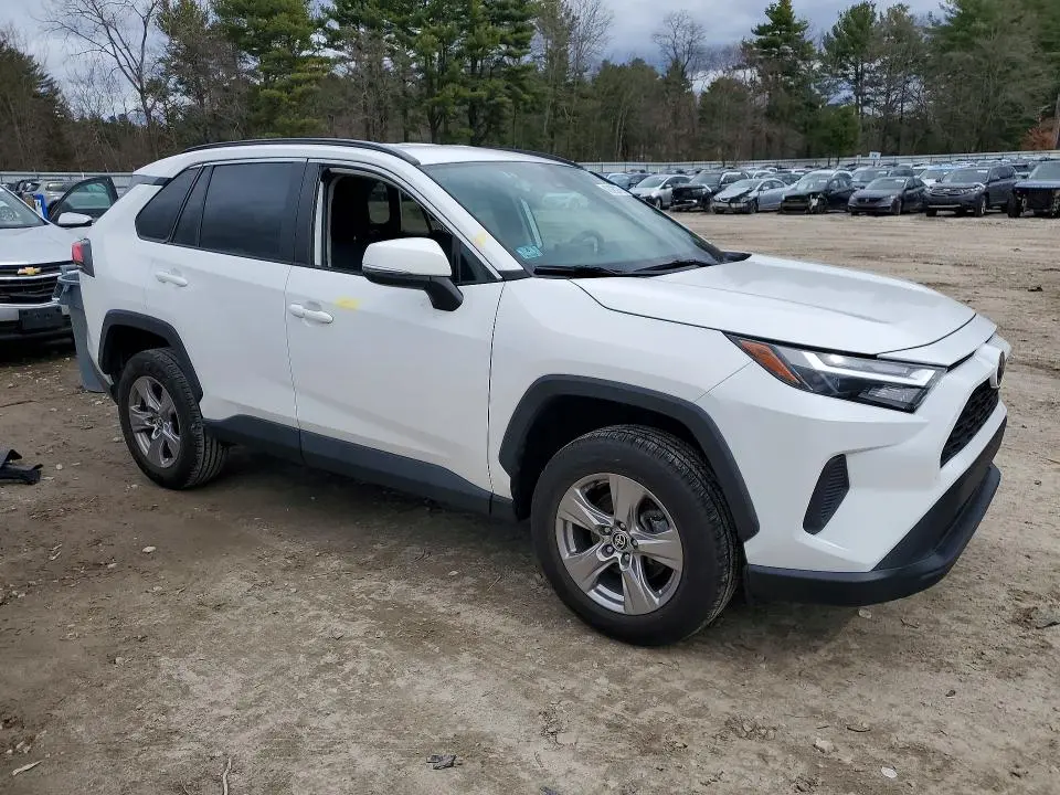 2022 TOYOTA RAV4 XLE  