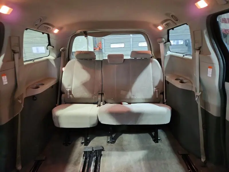 2017 TOYOTA SIENNA LE  