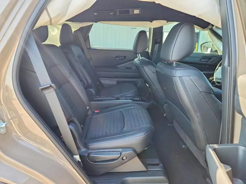 2023 NISSAN PATHFINDER SV  