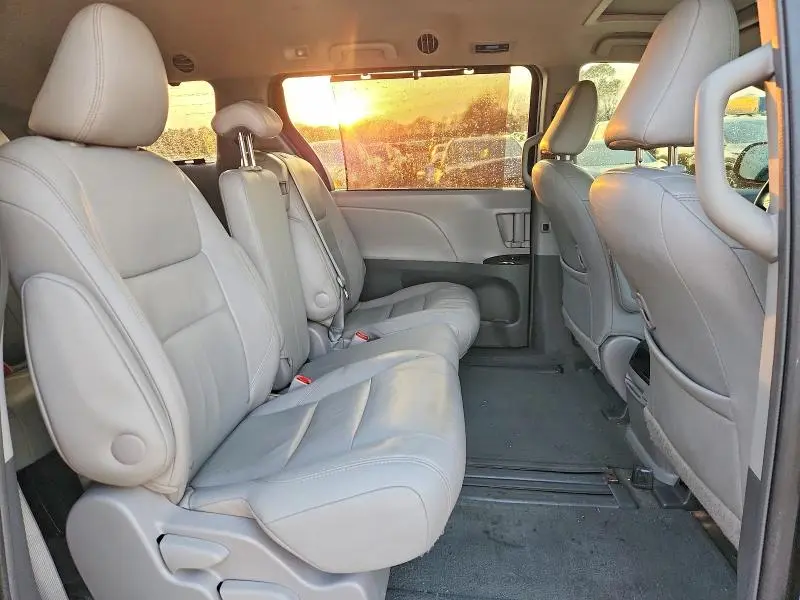 2015 TOYOTA SIENNA XLE 8-PASSENGER  