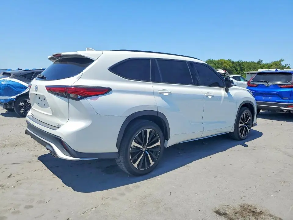 2022 TOYOTA HIGHLANDER XSE  