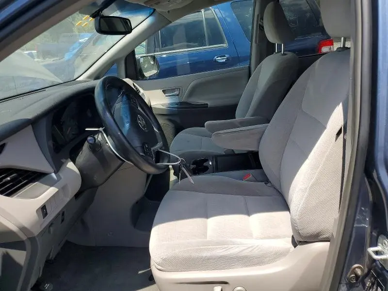 2016 TOYOTA SIENNA LE  