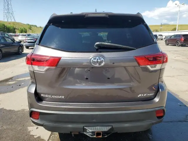 2019 TOYOTA HIGHLANDER SE  
