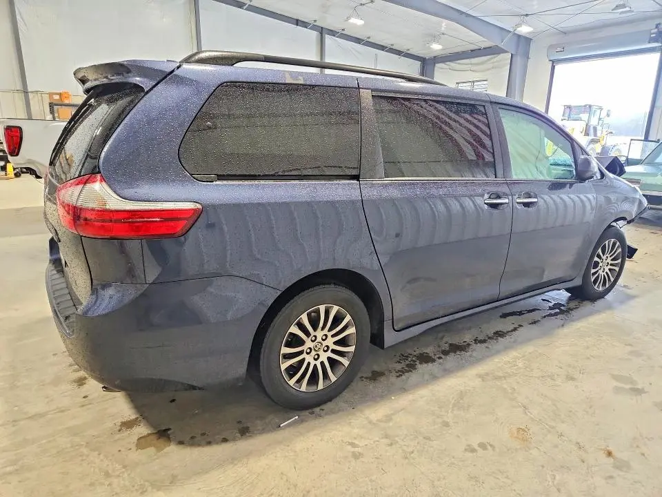 2020 TOYOTA SIENNA XLE 8-PASSENGER  