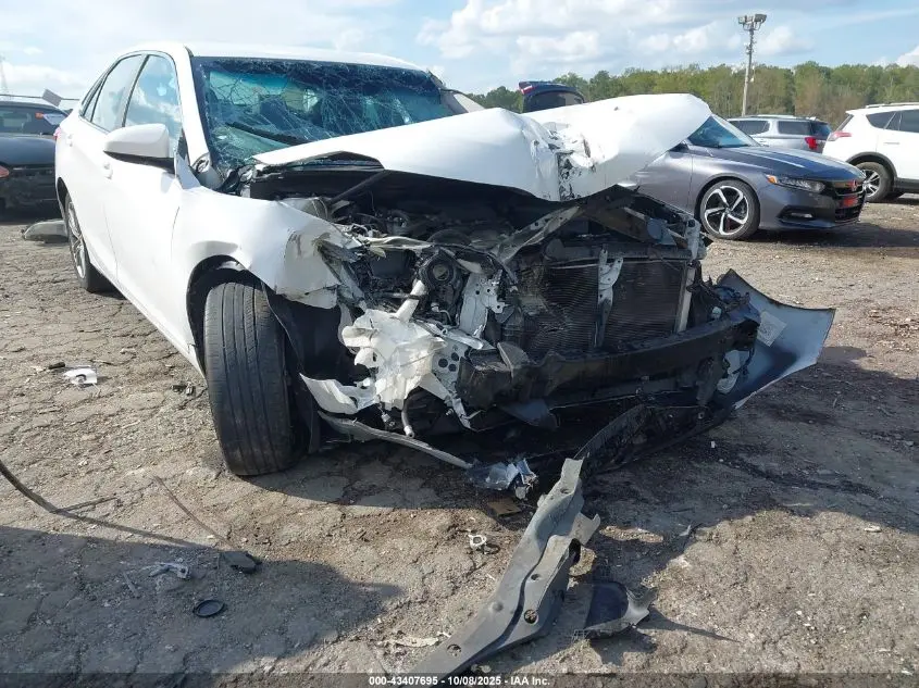 2015 TOYOTA CAMRY SE
