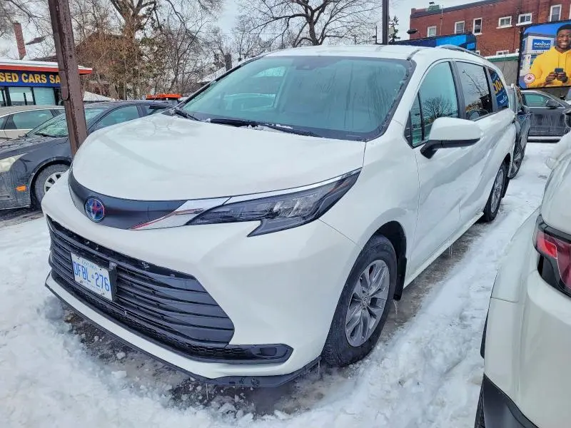 2024 TOYOTA SIENNA LE  