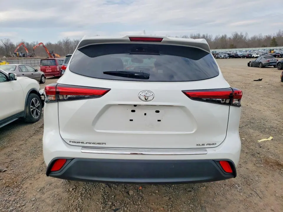 2022 TOYOTA HIGHLANDER XLE  