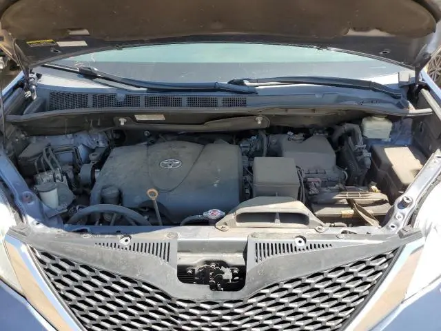 2017 TOYOTA SIENNA XLE  