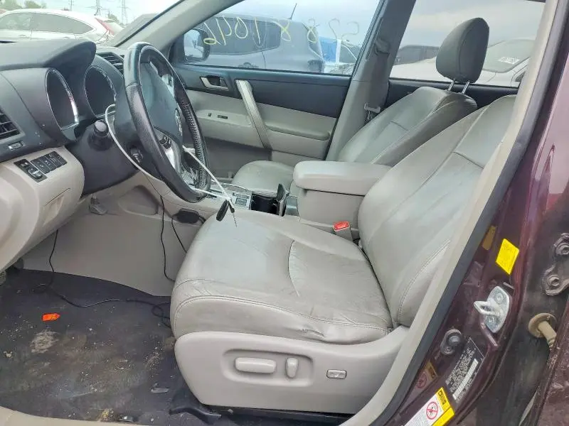 2011 TOYOTA HIGHLANDER SE  