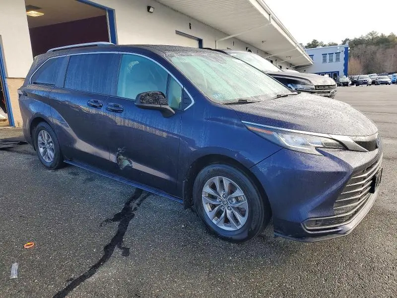 2022 TOYOTA SIENNA LE 8-PASSENGER  