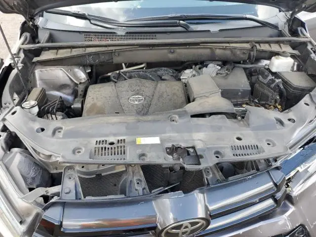 2019 TOYOTA HIGHLANDER SE  