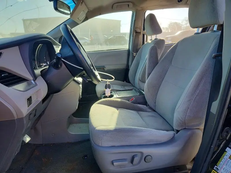 2015 TOYOTA SIENNA LE  