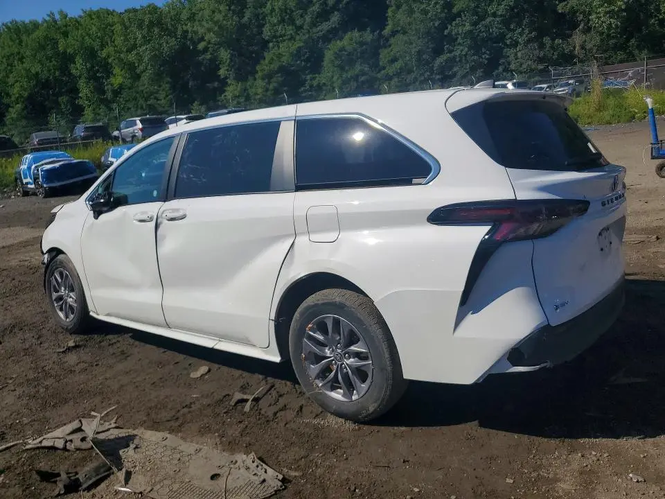 2025 TOYOTA SIENNA LE  
