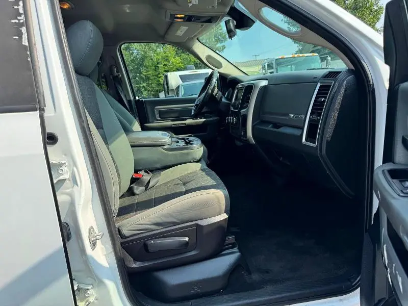 2016 RAM 1500 SLT  
