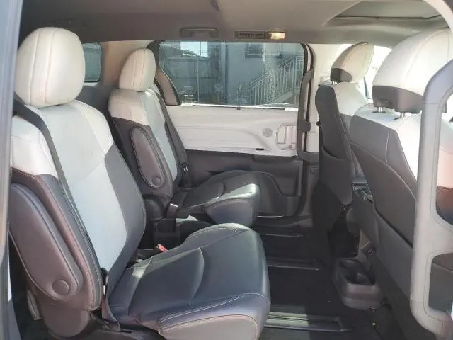 2022 TOYOTA SIENNA XSE  