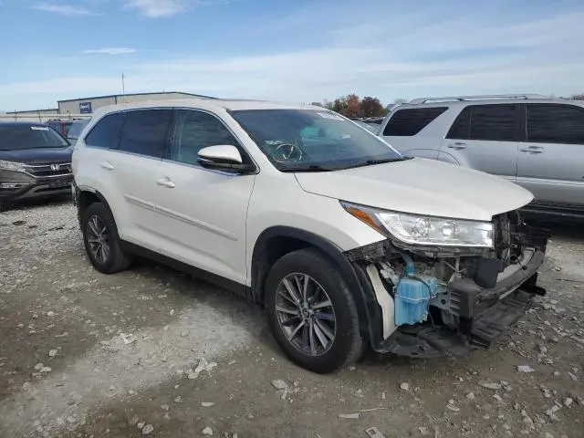 2019 TOYOTA HIGHLANDER SE  