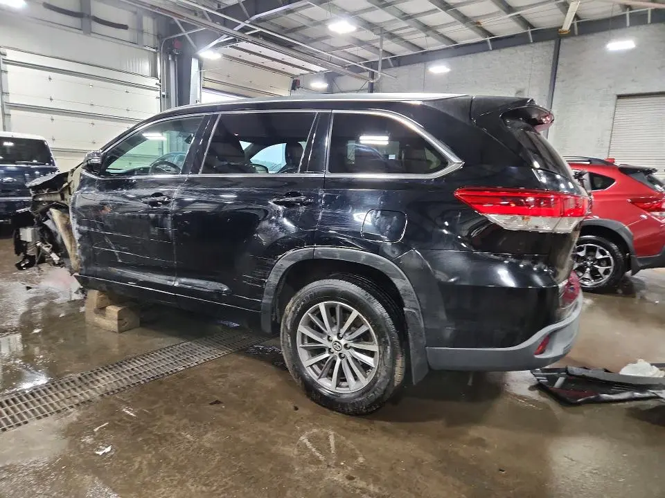 2017 TOYOTA HIGHLANDER XLE  