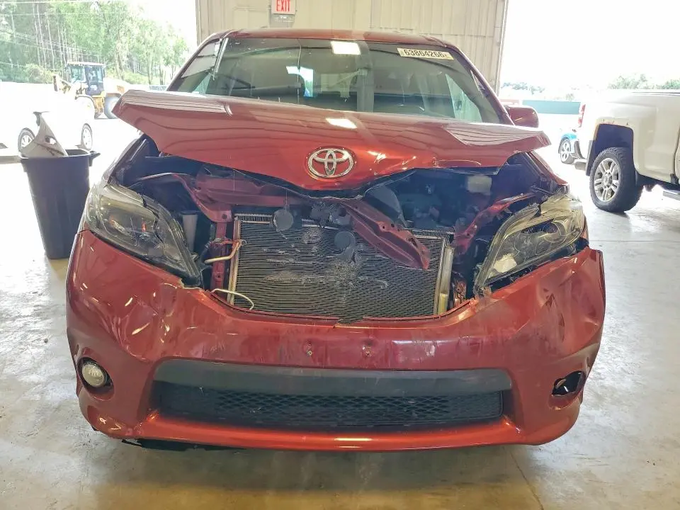 2016 TOYOTA SIENNA SE  