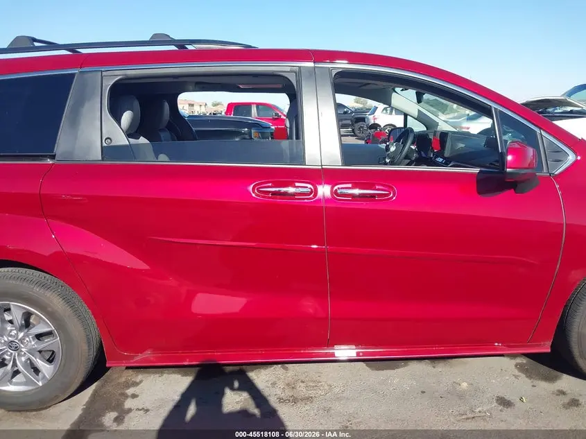 2026 TOYOTA SIENNA XLE