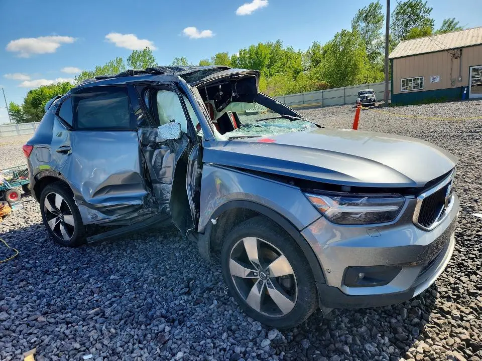 2019 VOLVO XC40 T5 MOMENTUM  