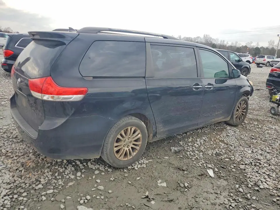 2013 TOYOTA SIENNA XLE  