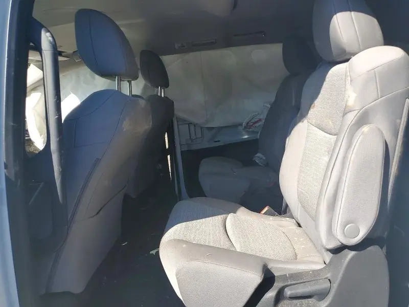 2025 TOYOTA SIENNA LE  