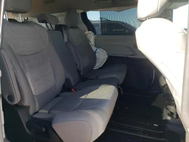 2022 TOYOTA SIENNA LE  