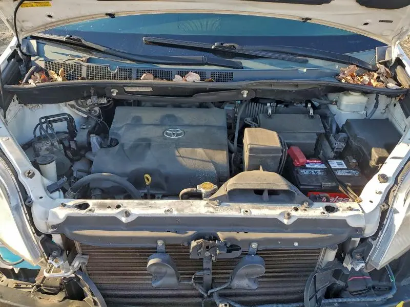 2013 TOYOTA SIENNA LE  