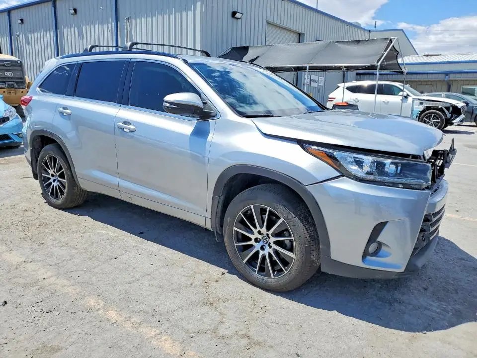 2017 TOYOTA HIGHLANDER SE  
