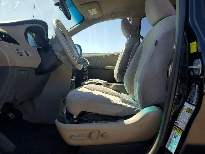 2011 TOYOTA SIENNA LE 8-PASSENGER  