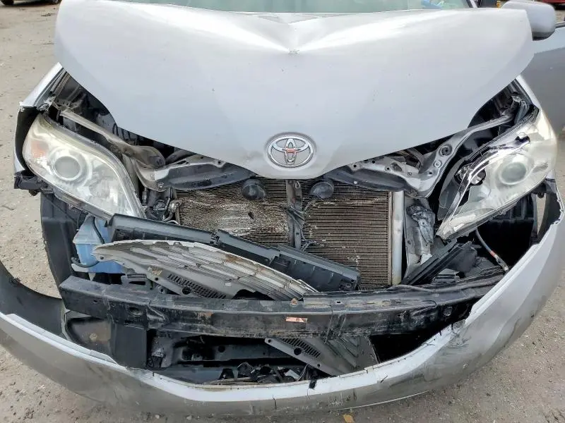 2015 TOYOTA SIENNA LE  