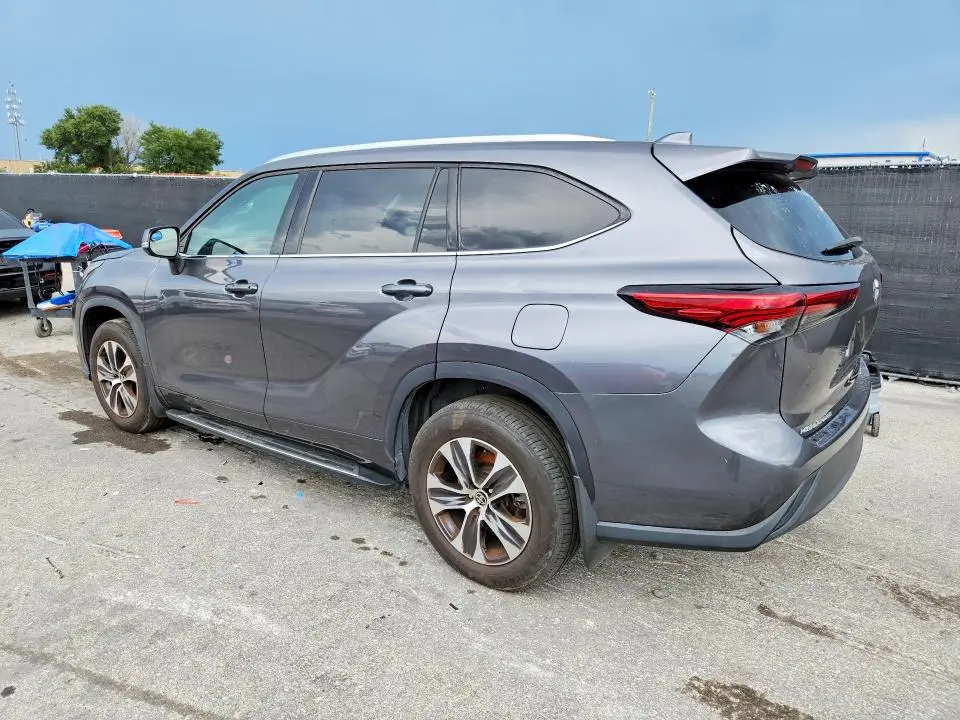 2021 TOYOTA HIGHLANDER XLE  