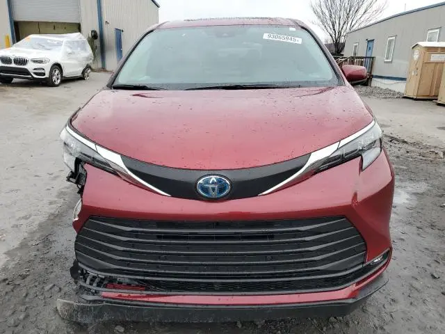 2025 TOYOTA SIENNA XLE  