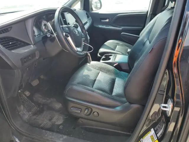 2016 TOYOTA SIENNA SE  