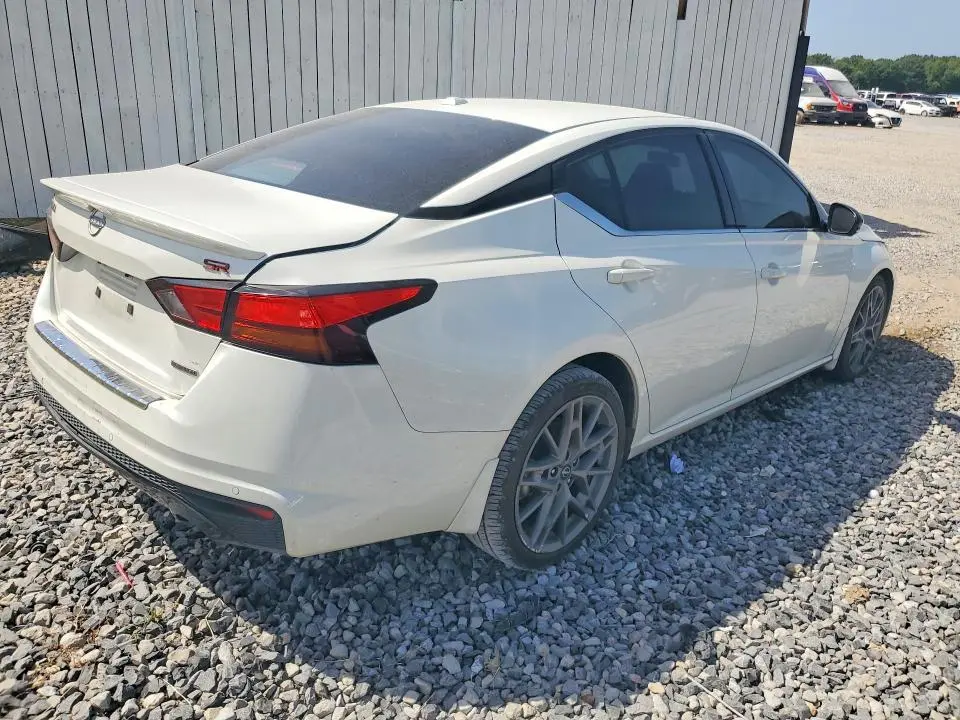 2023 NISSAN ALTIMA SR  