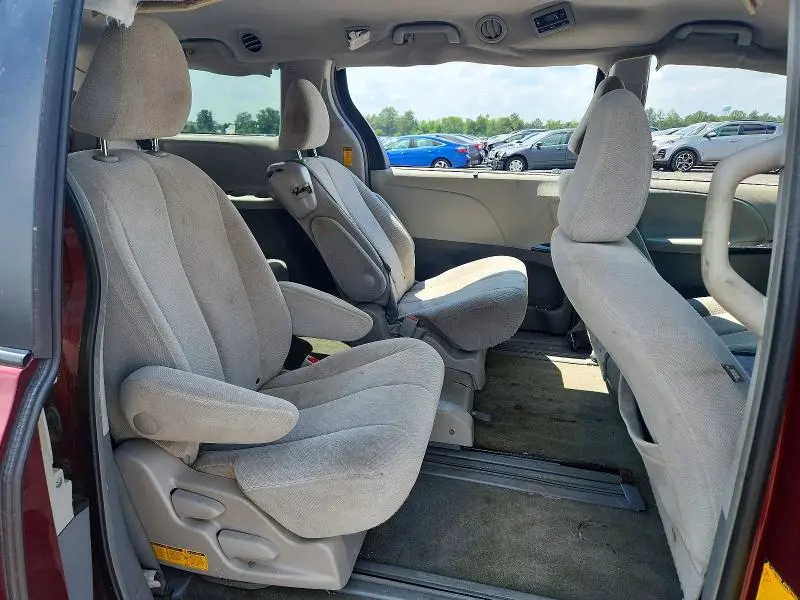 2014 TOYOTA SIENNA LE  