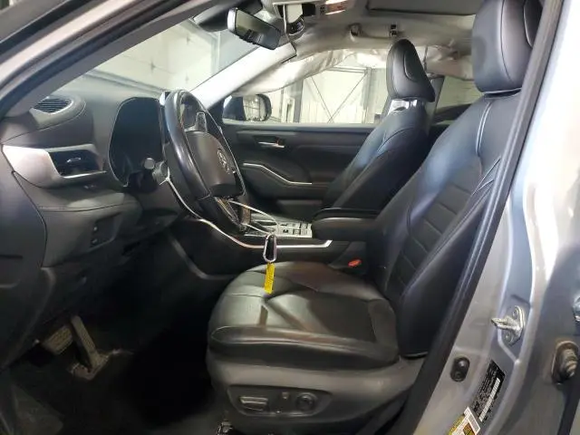 2021 TOYOTA HIGHLANDER XLE  