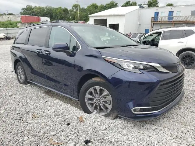 2024 TOYOTA SIENNA XLE  